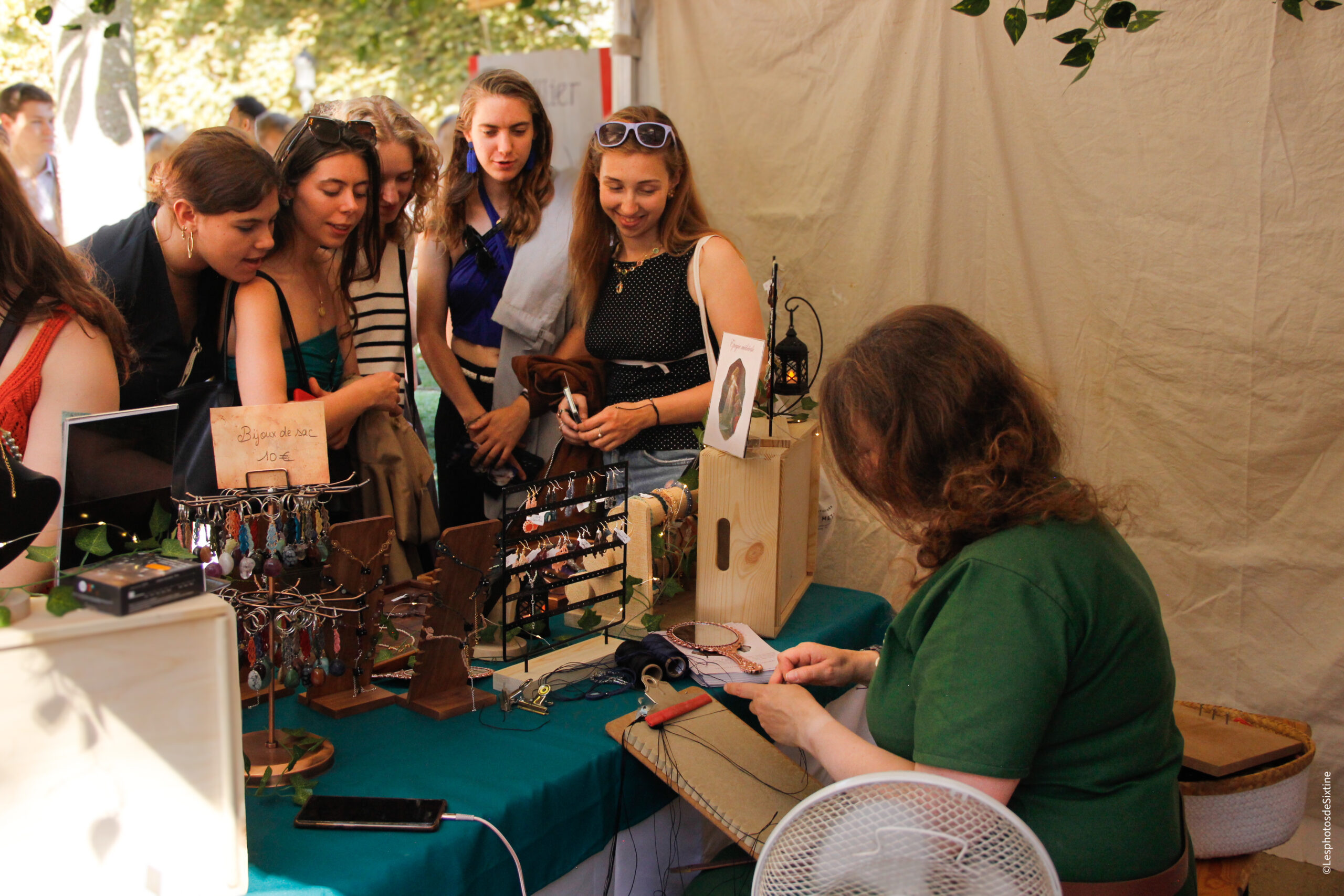 Un artisan du Village de La Fête de Paris